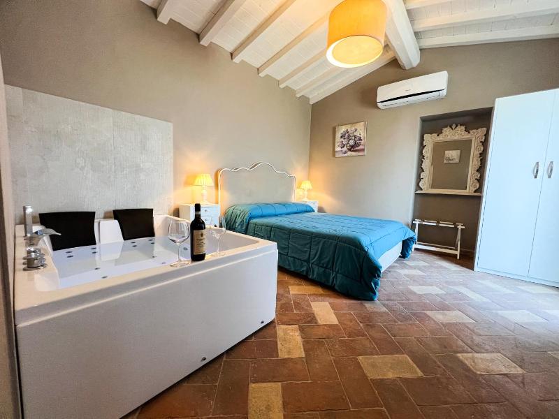Double Room with Spa Bath image 2