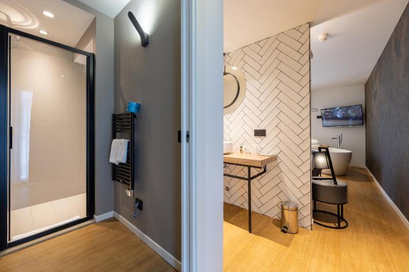 Junior Suite with Balcony image 1