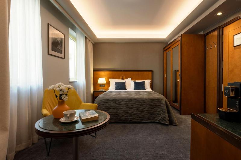 Classic Double Room image 4