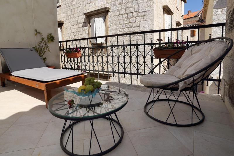 Double Room with Balcony image 3