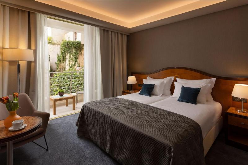 Classic Double or Twin Room with Balcony image 2