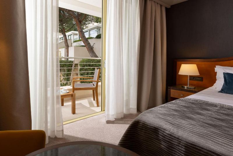 Classic Double or Twin Room with Balcony image 1