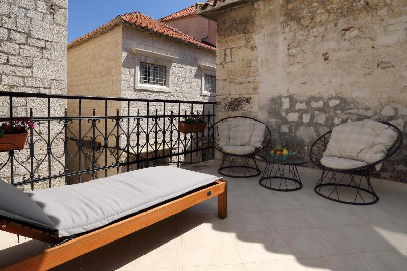 Double Room with Balcony image 2