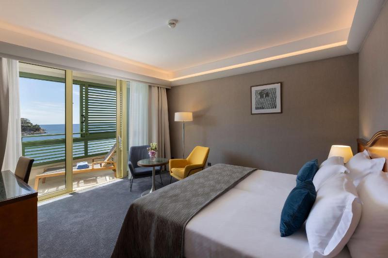 Double or Twin Room with Balcony and Sea View image 2