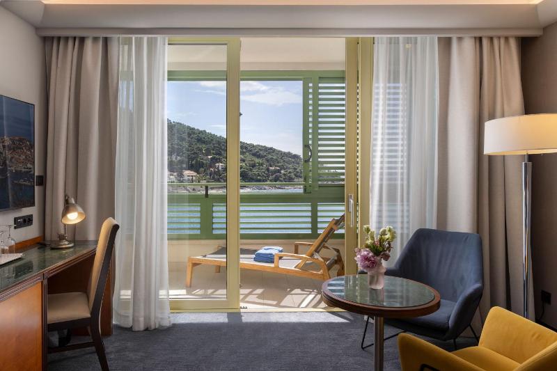 Double or Twin Room with Balcony and Sea View image 3