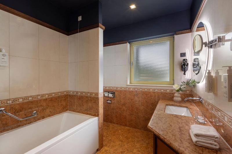 Double or Twin Room with Balcony and Sea View image 4