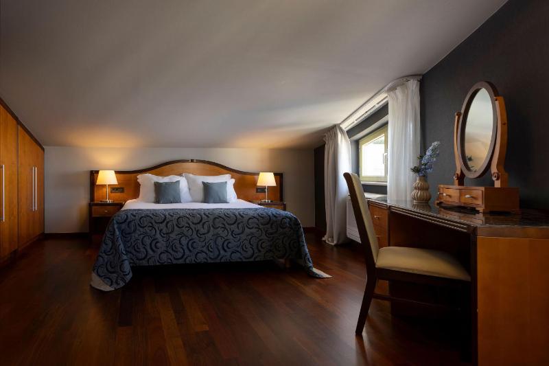 Suite with Balcony and Partial Sea View image 4