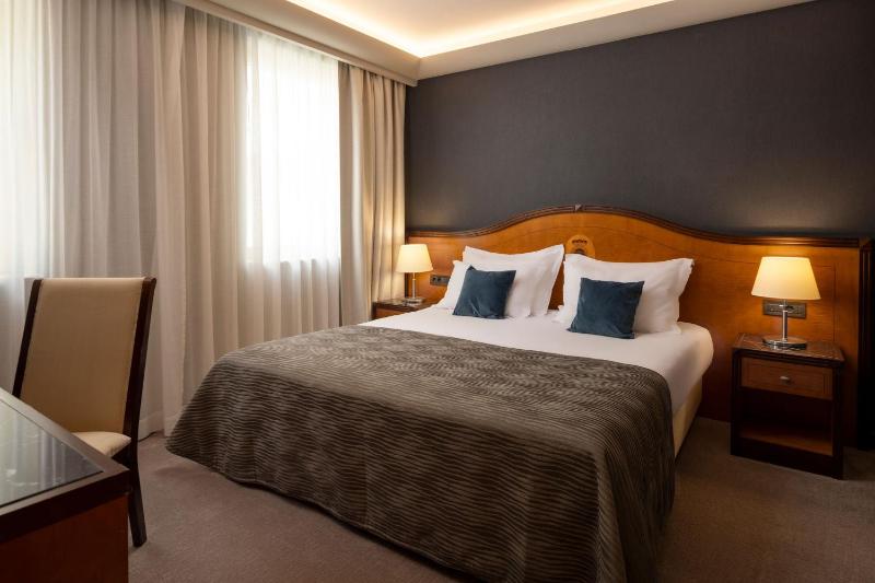 Suite with Balcony and Partial Sea View image 3