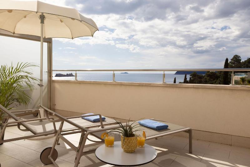 Suite with Balcony and Partial Sea View image 2