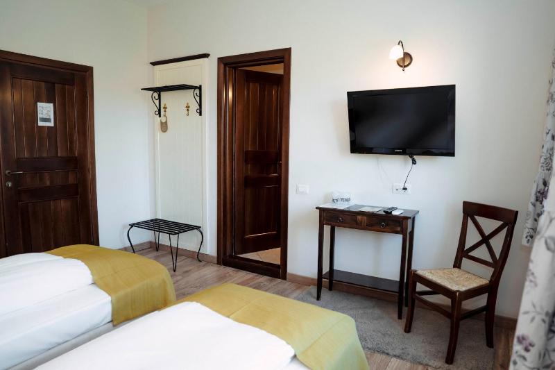 Twin Room image 4