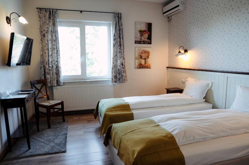 Twin Room image 3