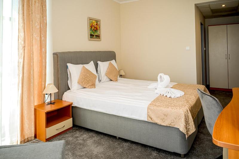 Double Room image 3