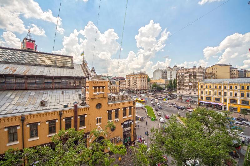 Apartment with balcony and a view of Khreschatyk image 4