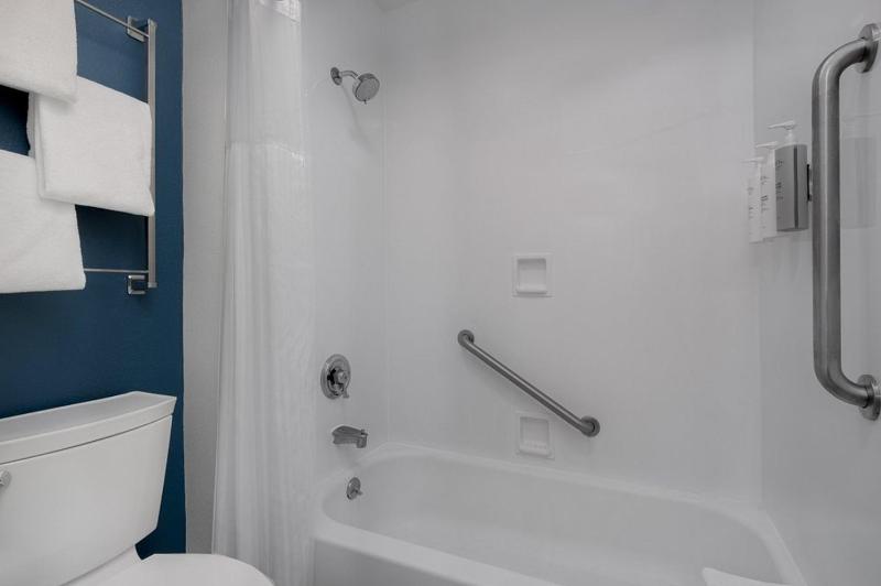 King Room with Bath Tub - Mobility/Hearing Access image 2