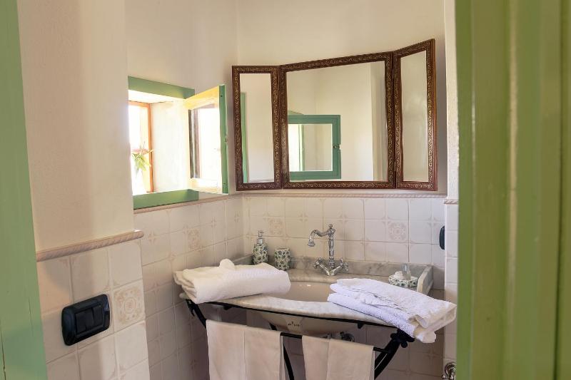 Double or Twin Room with Mountain View image 4