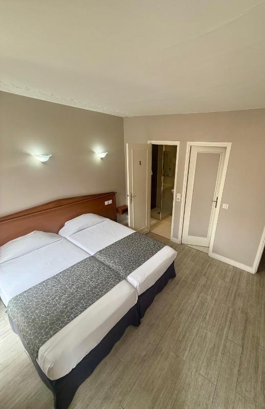 Superior Twin Room image 4