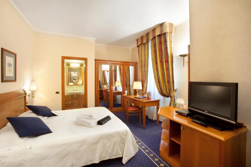 Deluxe Room with One Queen Bed and One Single Bed image 4
