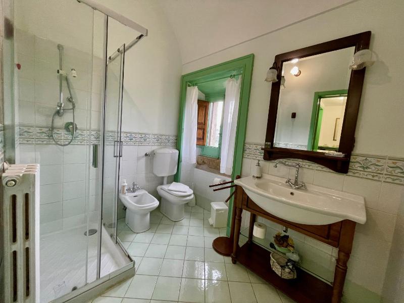 Deluxe Double Room with Balcony image 4