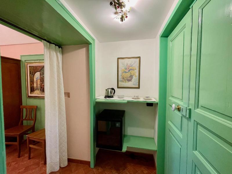 Deluxe Double Room with Balcony image 3