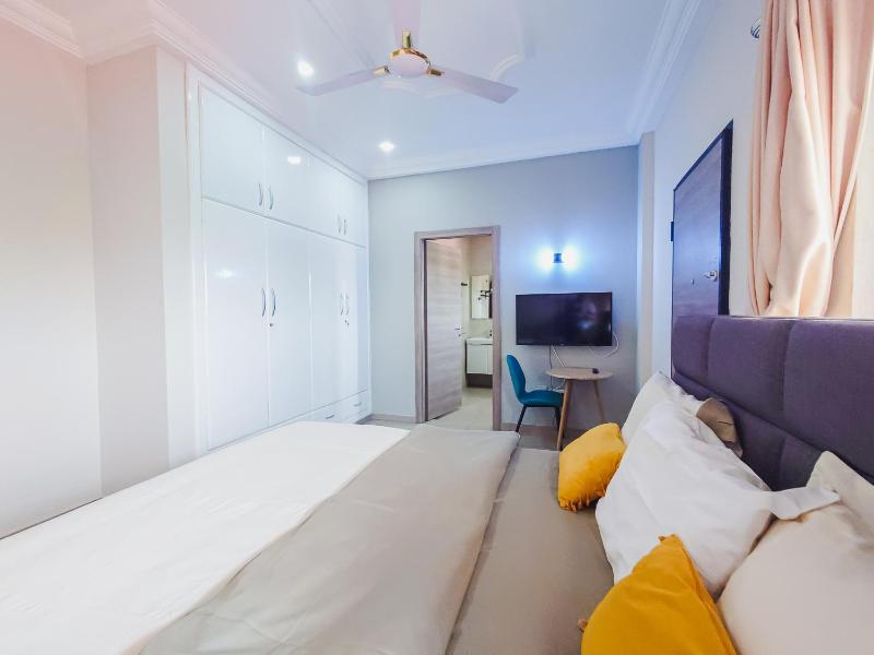 Queens View Apartment - image 16