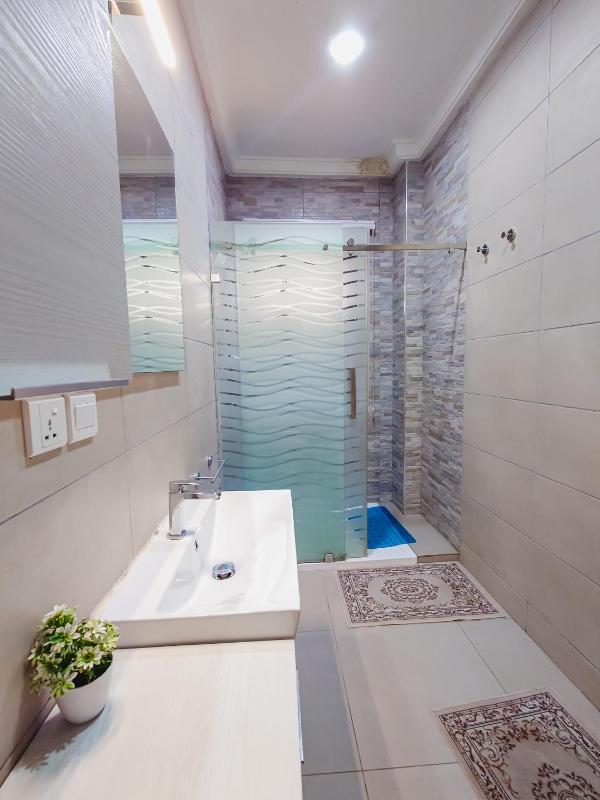 Queens View Apartment - image 14
