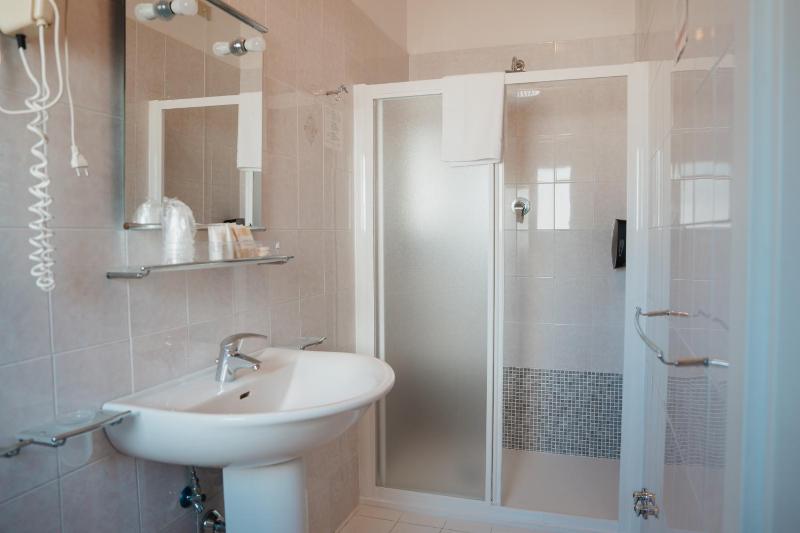 Quadruple Room with Balcony image 2