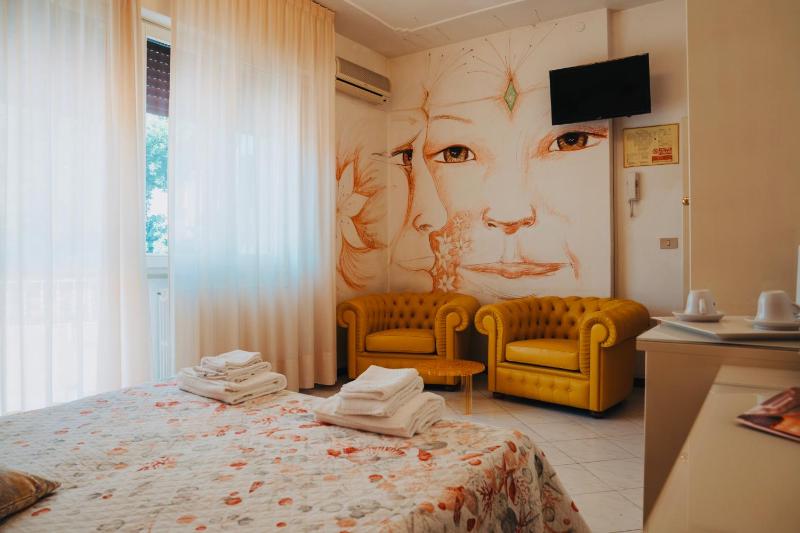 Double Room with Balcony image 4