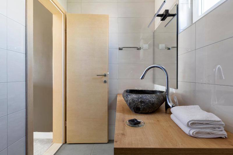 Twin Room with Balcony image 1