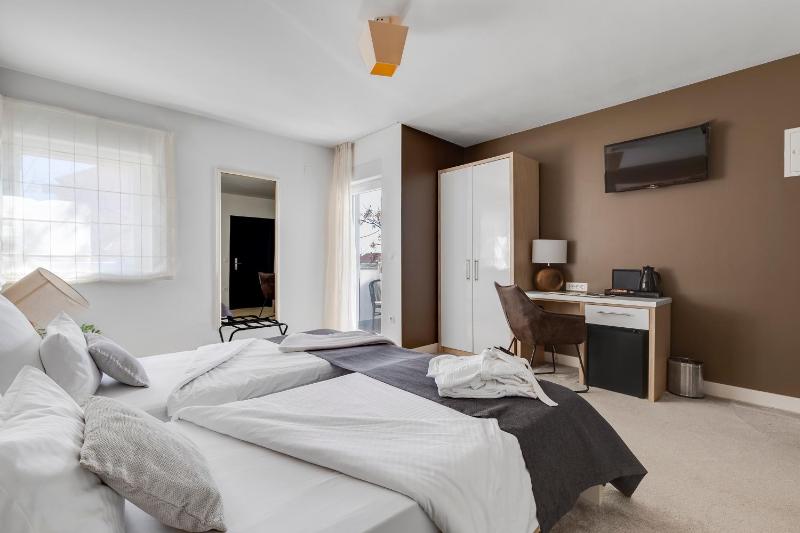 Budget Double Room image 3
