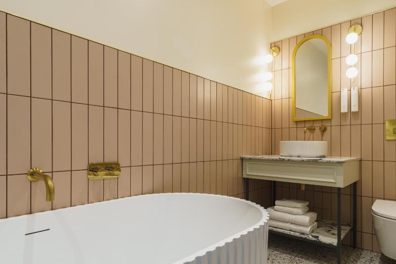 Classic Double or Twin Room image 3