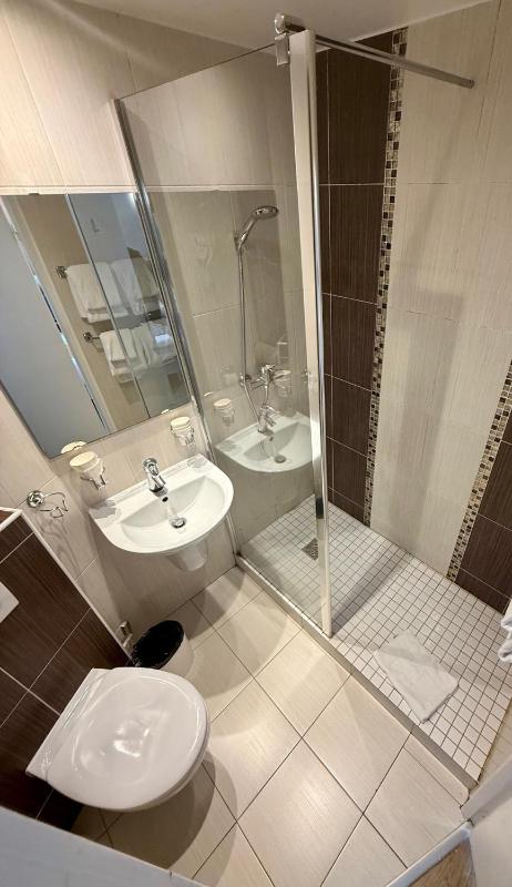 Quadruple Room image 4