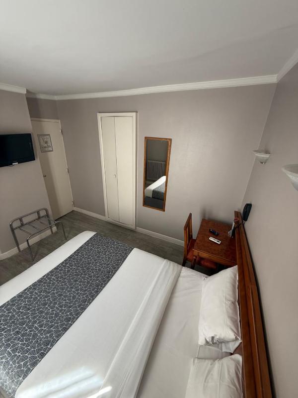 Double Room image 3