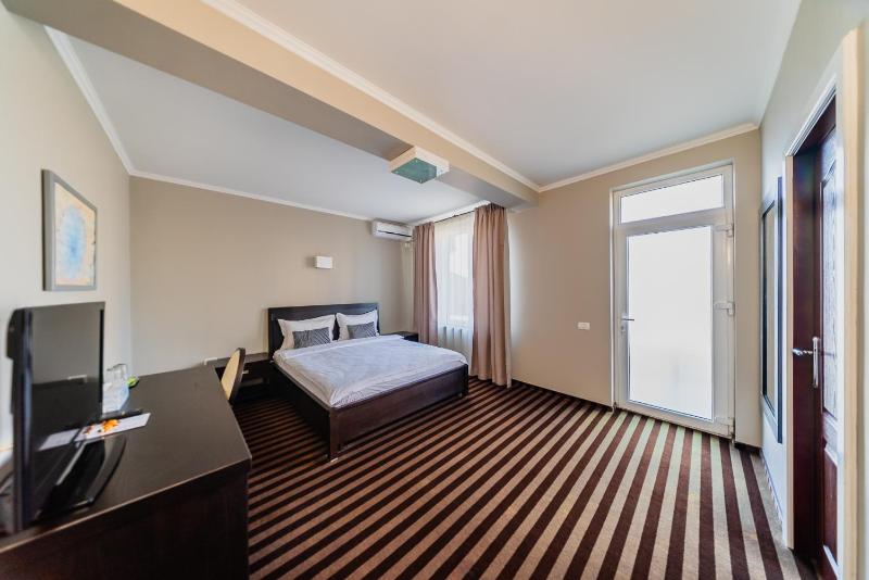 Standard Double Room image 3