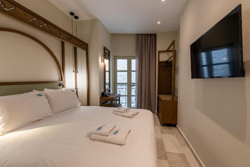 Double Room - Interior image 4