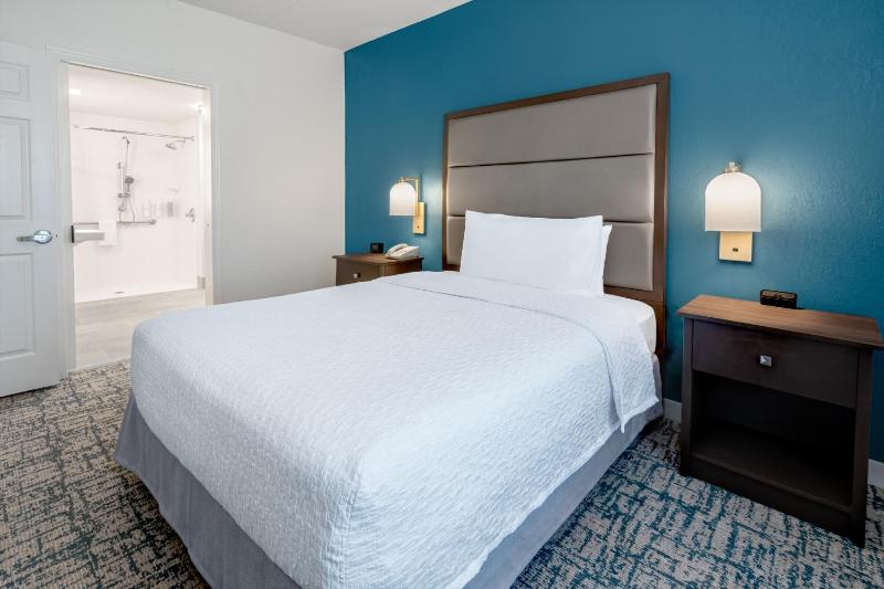 Queen Suite with Roll-In Shower - Mobility and Hearing Access/Non-Smoking image 2