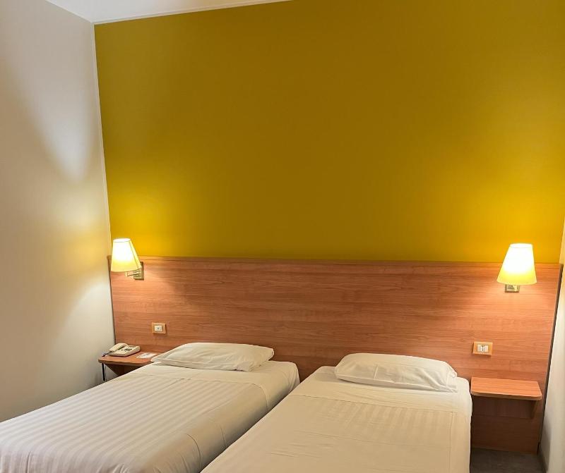 Twin Room image 3