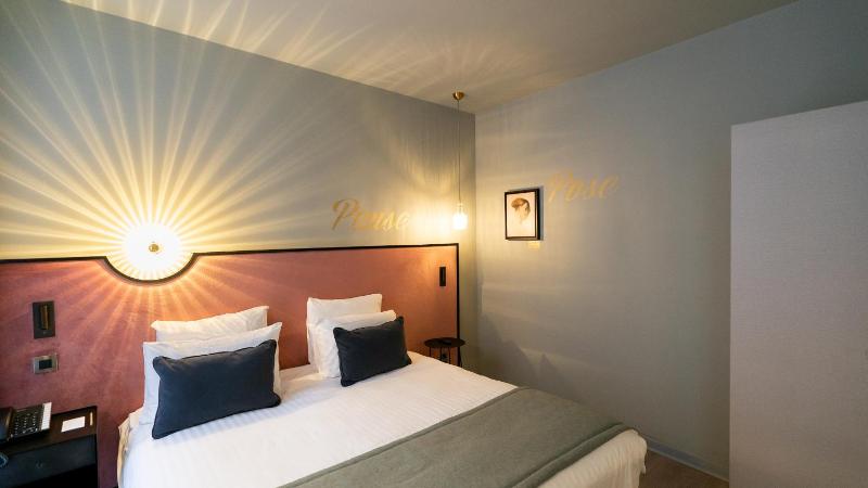 Superior King Room image 4