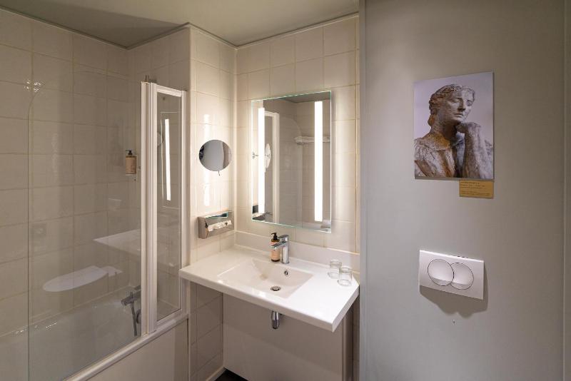 Superior King Room image 3
