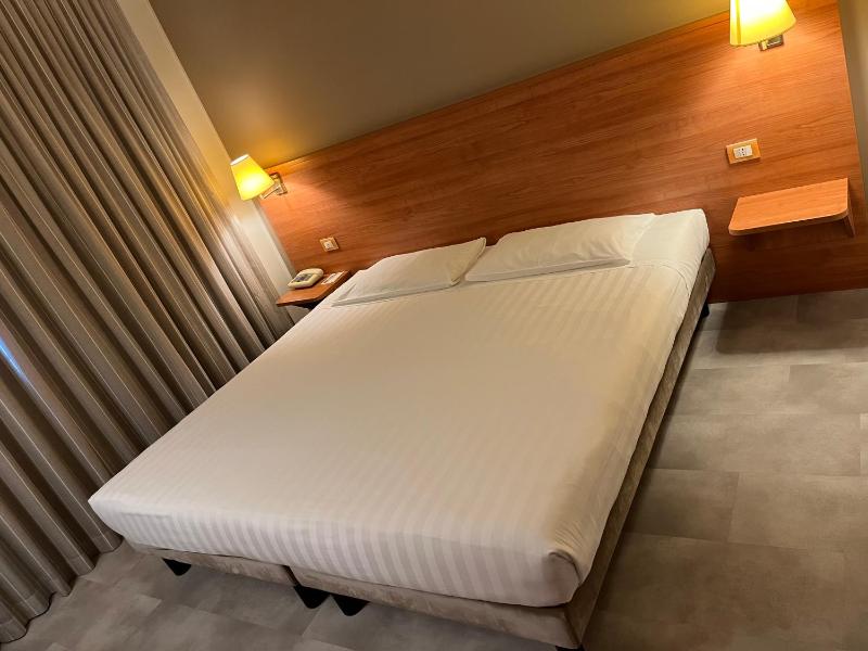 Double Room image 3