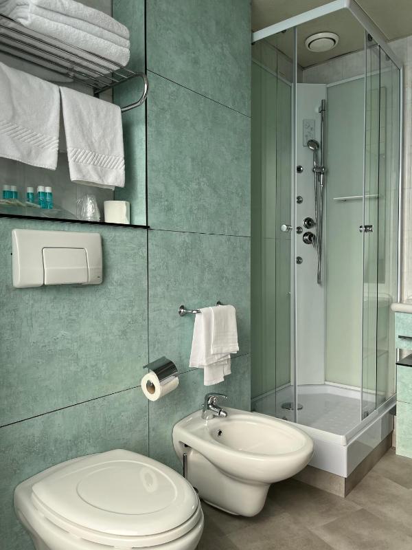Twin Room image 2