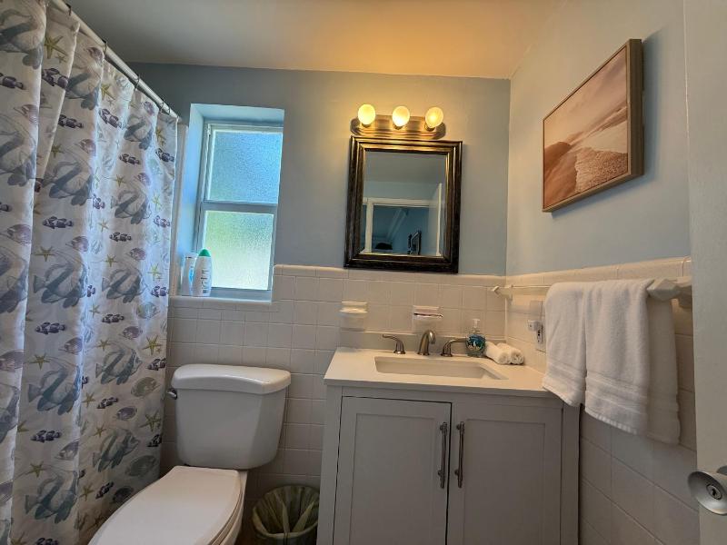 Standard King Room image 3