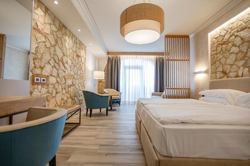 Deluxe Double or Twin Room with Balcony image 4