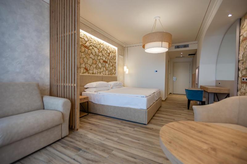 Deluxe Double or Twin Room with Balcony image 3