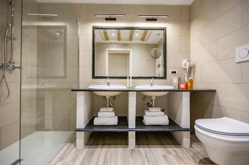 Deluxe Double or Twin Room with Balcony image 2