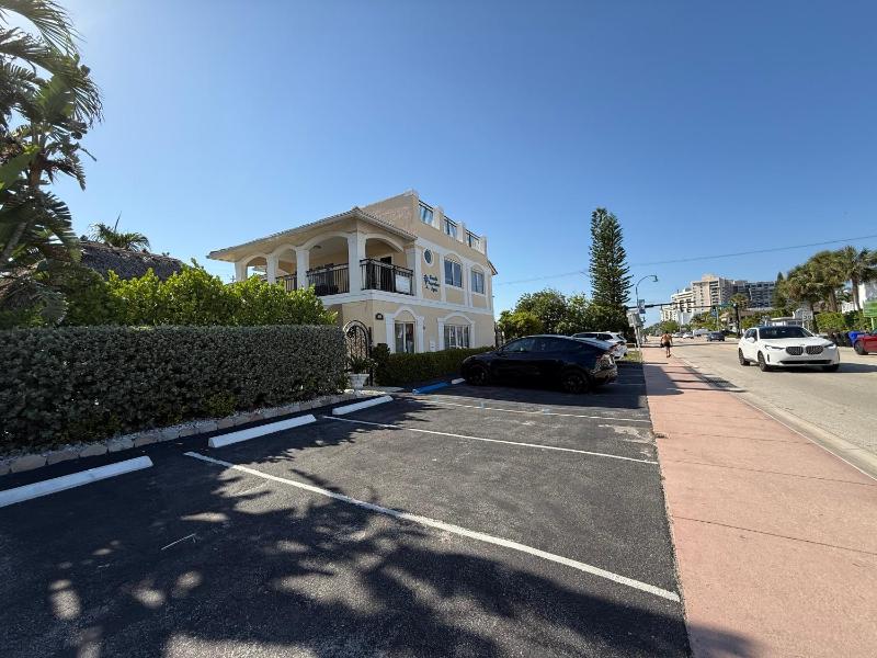 Beach Aqualina Apartments - image 13