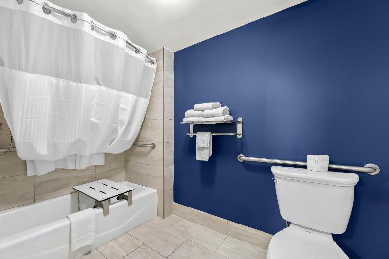 King Room with Bath Tub - Mobility/Hearing Access image 3