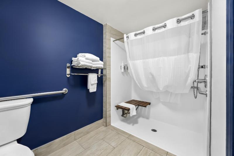 King Room with Bath Tub - Mobility/Hearing Access image 2