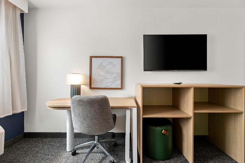 King Room with Bath Tub - Mobility/Hearing Access image 4