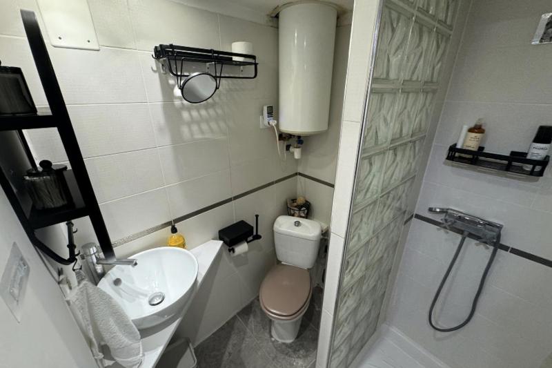 Bright apartment in the heart of Hyères - image 6
