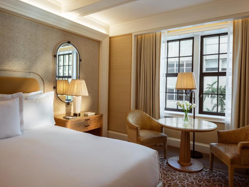Grand Deluxe King Room image 4